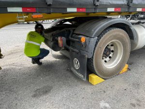 Fiscalização no caminhão para menos acidentes.