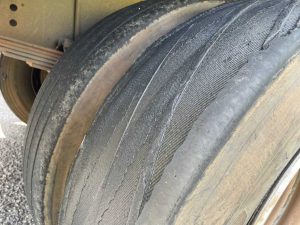 Veículo fiscalizado. Segurança reforçada nas estradas da serra.