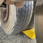 Veículo fiscalizado. Segurança reforçada nas estradas da serra.