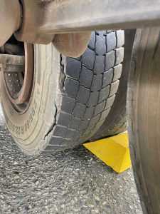 Veículo fiscalizado. Segurança reforçada nas estradas da serra.