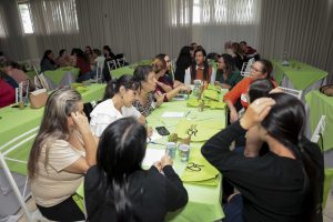 Trabalhando em grupos.