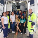 Alunos conhecendo a ambulância.