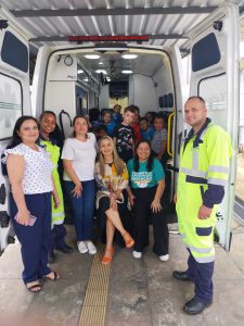 Alunos conhecendo a ambulância.