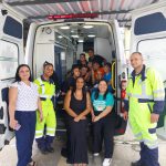 Alunos conhecendo a ambulância.
