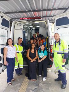 Alunos conhecendo a ambulância.