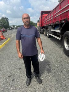 Motorista orientado e conscientizado que o cinto de segurança é hábito que protege.