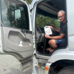 Motorista com nosso panfleto educativo e conscientizado que o cinto não aperta, ele abraça sua vida.