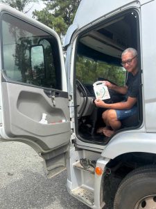 Motorista com nosso panfleto educativo e conscientizado que o cinto não aperta, ele abraça sua vida.