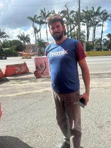 Motorista orientado sobre a importância do uso do cinto de segurança e a importância da manutenção do veículo