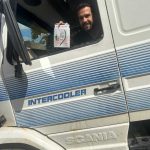 Motorista orientado sobre a importância do uso do cinto de segurança e a importância da manutenção do veículo