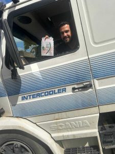 Motorista orientado sobre a importância do uso do cinto de segurança e a importância da manutenção do veículo