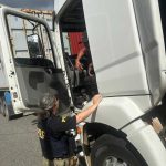 PRF orientando o motorista a usar o cinto de segurança