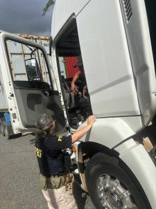 PRF orientando o motorista a usar o cinto de segurança