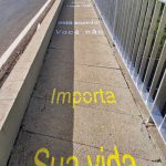frases motivadoras foram pintadas na calçada do viaduto na altura do km 79 em Araraquara e divulgação do telefone do CVV