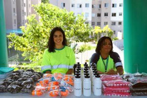 Equipe Arteris e material distribuído durante a ação