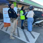 Abordagem e orientação ao motociclista sobre segurança no trânsito.