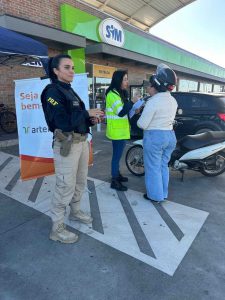Abordagem e orientação ao motociclista sobre segurança no trânsito.