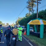 Motociclistas receberam folhetos com dicas de segurança e antenas corta pipa