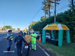 Motociclistas receberam folhetos com dicas de segurança e antenas corta pipa