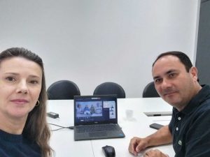 Coordenador de Operação - Alexandre Donizete e Analista dos Programas de Educação - Gisele Martins