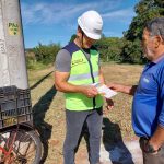 abordagem educativa - entrega de folhetos com dicas de segurança no trânsito