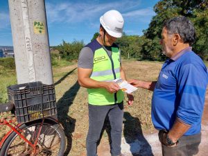 abordagem educativa - entrega de folhetos com dicas de segurança no trânsito