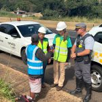Apoio do Policiamento Militar Rodoviário na orientação e entrega de coletes refletivos