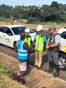 Apoio do Policiamento Militar Rodoviário na orientação e entrega de coletes refletivos