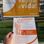 Panfleto educativo sendo lido e entregue ao motociclista.