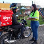 Motociclista sendo orientado.