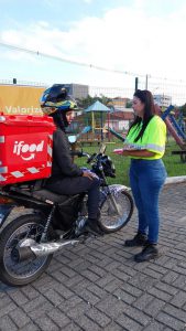 Motociclista sendo orientado.