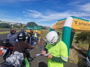 Todos os motociclistas receberam folders e antenas corta pipa