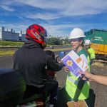 Todos os motociclistas receberam folders e antenas corta pipa
