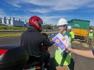 Todos os motociclistas receberam folders e antenas corta pipa