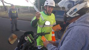 quem participou recebeu antenas corta pipa, folheto com dicas de segurança no trânsito e cordão chaveiro
