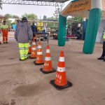 Utilizando os óculos que simulam a sensação de sonolência e embriaguez.