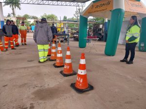 Utilizando os óculos que simulam a sensação de sonolência e embriaguez.