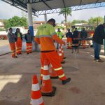 Utilizando os óculos que simulam a sensação de sonolência e embriaguez.