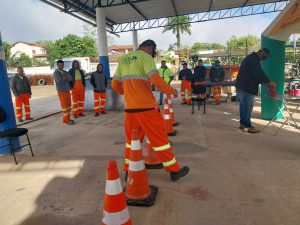 Utilizando os óculos que simulam a sensação de sonolência e embriaguez.