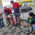 Fixação de adesivo refletivo.