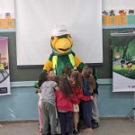 A mascote da Arteris - o papagaio Arteiro fez a festa com as crianças