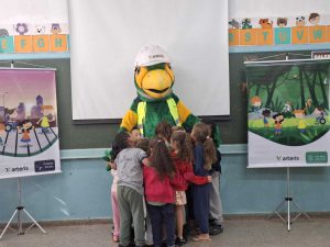 A mascote da Arteris - o papagaio Arteiro fez a festa com as crianças