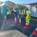 Colaboradores internos utilizando o óculos que simula a sensação de sonolência.