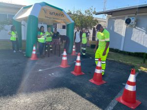 Colaboradores internos utilizando o óculos que simula a sensação de sonolência.