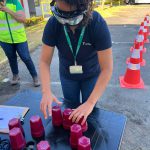 Colaboradores internos utilizando o óculos que simula a sensação de sonolência.