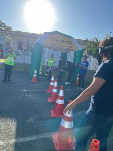 Colaboradores internos utilizando o óculos que simula a sensação de sonolência.
