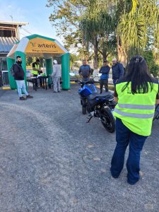 Preenchimento do formulário e higienização de capacete.