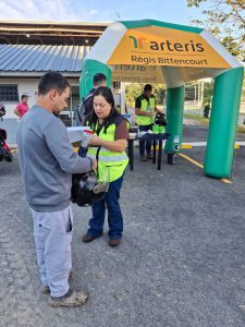Preenchimento do formulário e higienização de capacete.