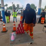 Utilizando os óculos que simulam a sensação de sonolência e embriaguez.