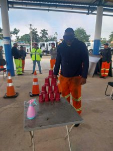 Utilizando os óculos que simulam a sensação de sonolência e embriaguez.
